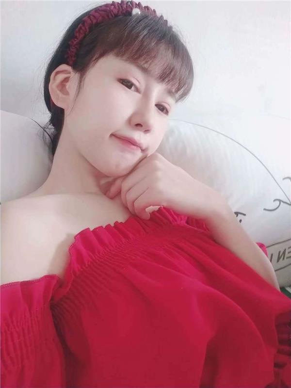 20岁乖萌可爱的小梦（可 she~吻 ）